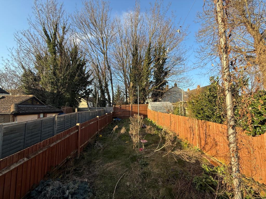 Lot: 177 - HOUSE IN NEED OF IMPROVEMENT - Garden of House in need of improvement